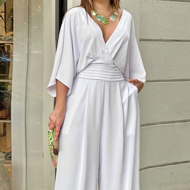 Elegant jumpsuit with V-neck and wide legs